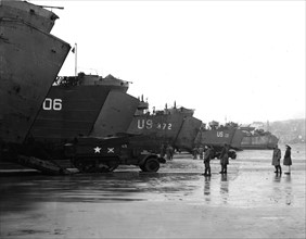 Premier navire amphibie LCT à se diriger directement sur la plage du Havre. (Novembre 1944)