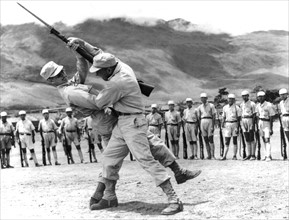 Instructeurs américains entraînant l'armée chinoise.
(1944)