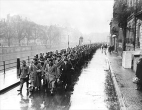 Soldats allemands et police militaire faits prisonniers  à Strasbourg. (1944)