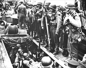 Les soldats d'une unité de Rangers U.S. avant le D-Day, dans un port britannique.