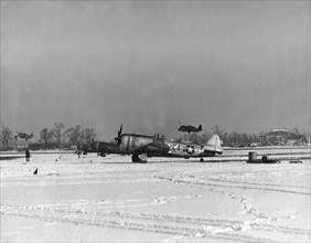 Deux chasseurs-bombardiers du 365e groupe de chasseurs-bombardiers décollent de Belgique.
(Janvier 1945)
