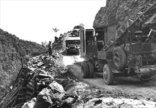 Les véhicules des Alliés traversent la ligne Gothique en Italie. (Septembre 1944)