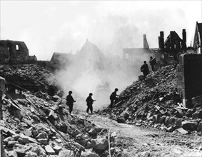 Soldats d'infanterie américains à l'affût de tireurs isolés, à Nuremberg. (20 avril 1945)