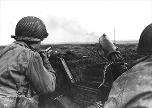 Soldats de l'infanterie américaine en position devant Duren, en Allemagne. (Automne 1944)