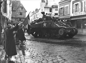 French welcomes U.S. troops in Nogent-le-Roi  (August 1944)