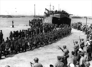German prisoners land in England (June 1944)
