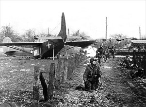 Les troupes aéroportées américaines combattent à l'est du Rhin. (24 mars 1945)