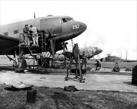 Avions de transport américains (C-47) réparés sur un  aérodrome américain en France. (13 avril 1945)