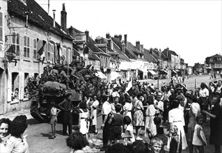 Soldats américains acclamés par des villageois français. (Août 1944)
