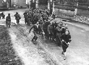 Allemands faits prisonniers dans Belfort libérée.
(20 novembre 1945)