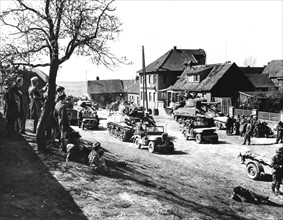Civils allemands regardant passer les troupes de la 9e armée U.S. qui avancent vers l'Elbe. (Avril 1945)