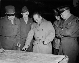 Chefs militaires alliés étudiant une carte de guerre en France. (25 novembre 1944)