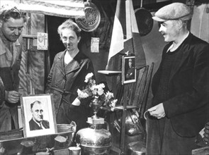Un commerçant normand installe un portrait du Président F.D. Roosevelt dans sa vitrine. (Juin 1944)