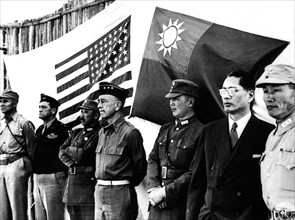 Dirigeants américains et chinois saluent l'arrivée du premier convoi vers la Chine. (Février 1945)