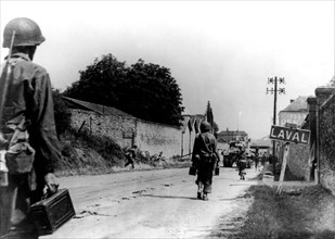 Troupes américaines entrant à Laval.
(6 août 1944)