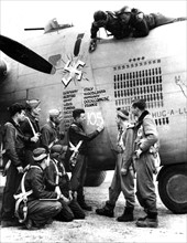 Pilotes de B-24 Liberators fiers de leur tableau de chasse en Italie. (24 mai 1944)