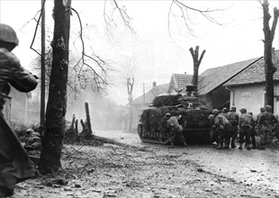 Chars français faisant feu sur une position allemande à Belfort. (20 novembre 1944)