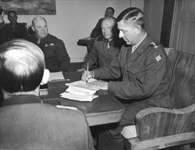 Le groupe d'armée allemand "G" signe les termes de la capitulation inconditionnelle à Haar, en Allemagne. 
(5 mai 1945)