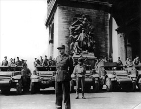 Le général français Koenig lors du défilé de la Victoire, août 1944