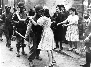 Les habitants d'Evreux accueillent chaleureusement les troupes américaines. (Août 1944)