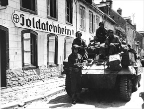Soldats américains à Valogne. (Juin 1944)