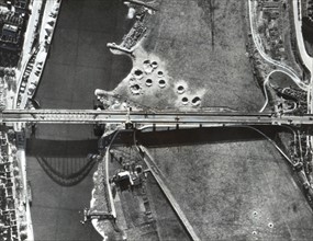 Le pont d'Arnhem, en Hollande, pilonné par des Marauder américains. (Automne 1944)
