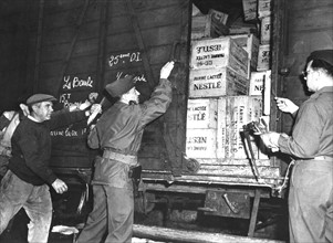 Envoi de stocks de nourriture à Saint-Nazaire. 
(Avril 1945)