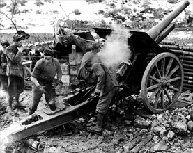 Artillerie italienne en action contre les Allemands, sur le front italien. (7 avril 1944)