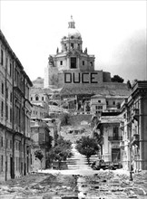 Après la chute de la Sicile, les décombres jonchent les rues de Messine. (20 août 1943)
