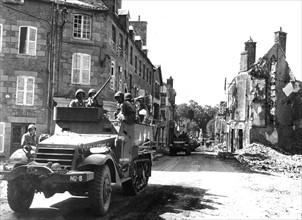 Troupes américaines traversant Avranches, en Normandie. (Eté 1944)