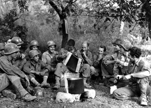 Soldats américains bivouaquant dans la région de Folturno, en Italie. (7 novembre 1943)
