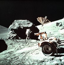 Un astronaute de la mission Apollo 17 récolte des échantillons de roche lunaire.
(11 septembre 1972)