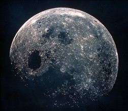 Vue d'Apollo 8 sur la Lune, presque pleine.
(24 décembre 1968)
