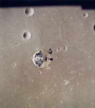 Module de commande Apollo 11, photographié depuis le LEM (module lunaire). (20 juillet 1969)