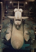 Assemblage de la navette spatiale Columbia (16 décembre 1980)