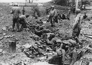 Des fantassins américains dans une tranchée allemande (juin 1944)