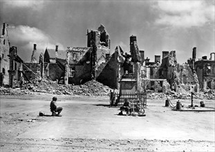 Les ruines de Montebourg (juin 1944)