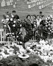 Visiteurs rendant hommage au Président John Fitzgerald Kennedy au cimetière d'Arlington, dès le 26 novembre 1963