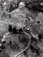Visiteurs rendant hommage au Président John Fitzgerald Kennedy au cimetière d'Arlington, le 28 novembre 1963