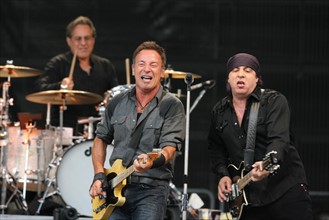 Der US-amerikanische Sänger Bruce Springsteen (M) spielt mit Gitarrist Steve...