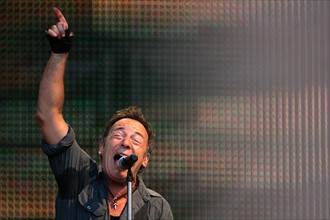 Der US-amerikanische Rockmusiker Bruce Springsteen spielt mit seiner E...