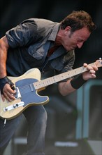 Der US-amerikanische Rockmusiker Bruce Springsteen spielt mit seiner E...