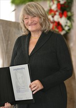 Die Urkunde des Ludwig-Börne-Preises hält Preisträgerin Alice Schwarzer...