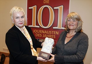 Alice Schwarzer (r), Gründerin und Herausgeberin der Zeitschrift "Emma"...