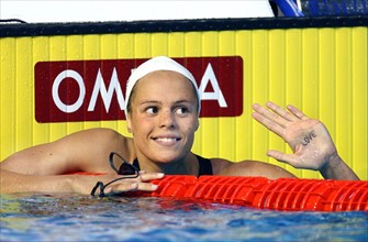 Die französische Schwimmerin Laure Manaudou freut sich am Sonntag (25.03.2007) nach ihrem
