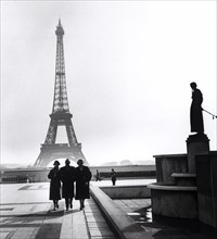 Ein Bummel beim Eiffelturm in Paris.  A stroll by the Eiffel Tower in Paris...
