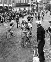 Der Franzose Jacques Anquetil (r.) rollt am 23.06.1966 auf der zweiten Etappe der Tour de France im