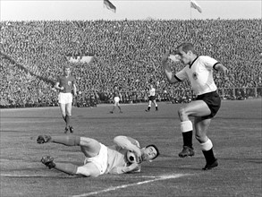 Der englische Torhüter Gordon Banks (unten) fängt den Ball im Liegen vor dem deutschen Stürmer