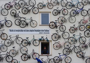 Eine Hauswand voller Fahrräder