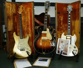 Alte Gitarren von Bob Dylan (l), Eric Clapton (m) und Carlos Santana (r)...